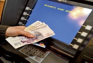 В Пензе работник автомойки крал банковские карты из бардачков машин