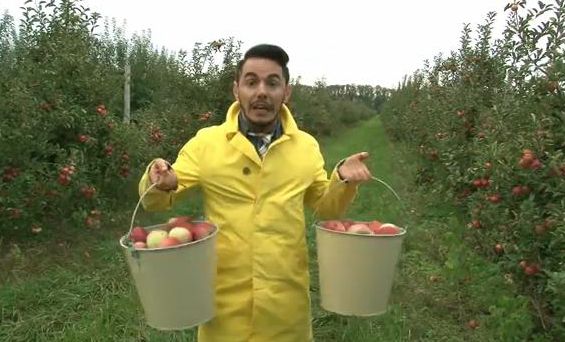 Тимур Родригез ворует яблоки