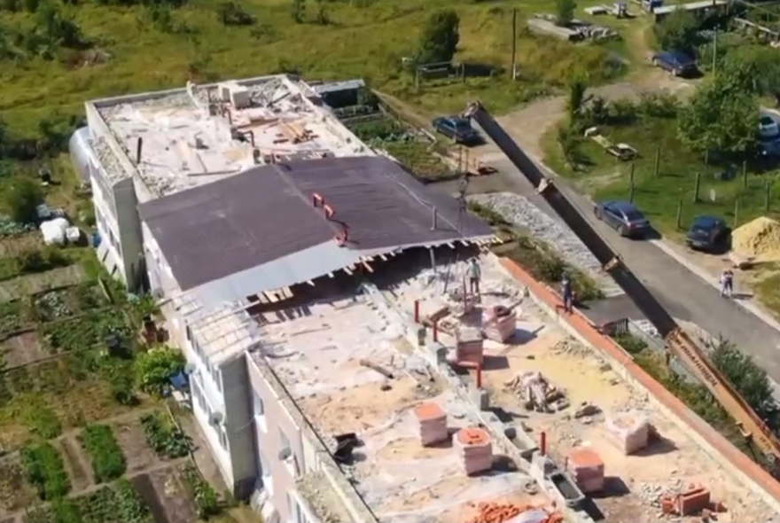 Мельниченко в Никольске проверил ход восстановления домов после урагана