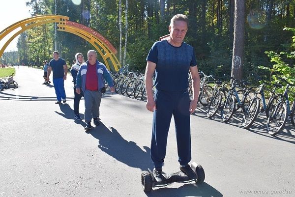 В Ахунах Виктор Кувайцев покатался на гироскутере