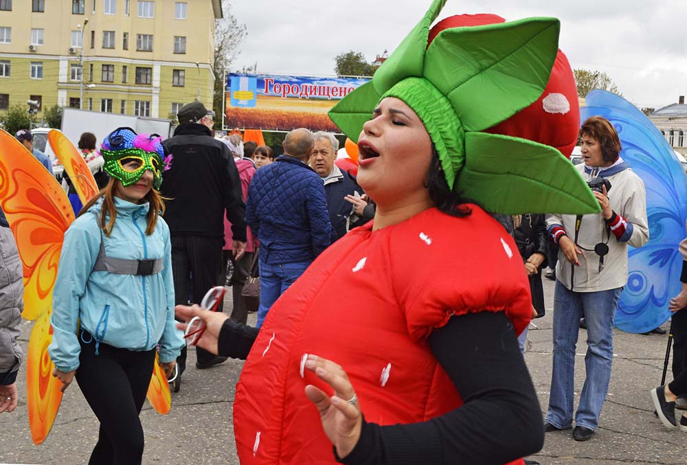 Осенняя ярмарка в Пензе — клубника, кролики и шоу ряженых — фотоотчет