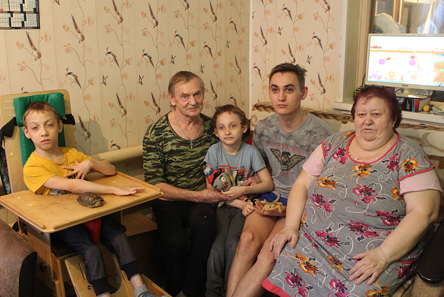 Илья Щетинин из Кузнецкого района заменил трем своим осиротевшим братьям родителей
