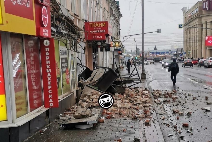 В Пензе рухнула часть стены дома напротив драмтеатра