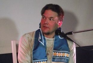 В Пензе бас-гитаристу финской группы «The Rasmus» презентовали шарф «Дизеля»