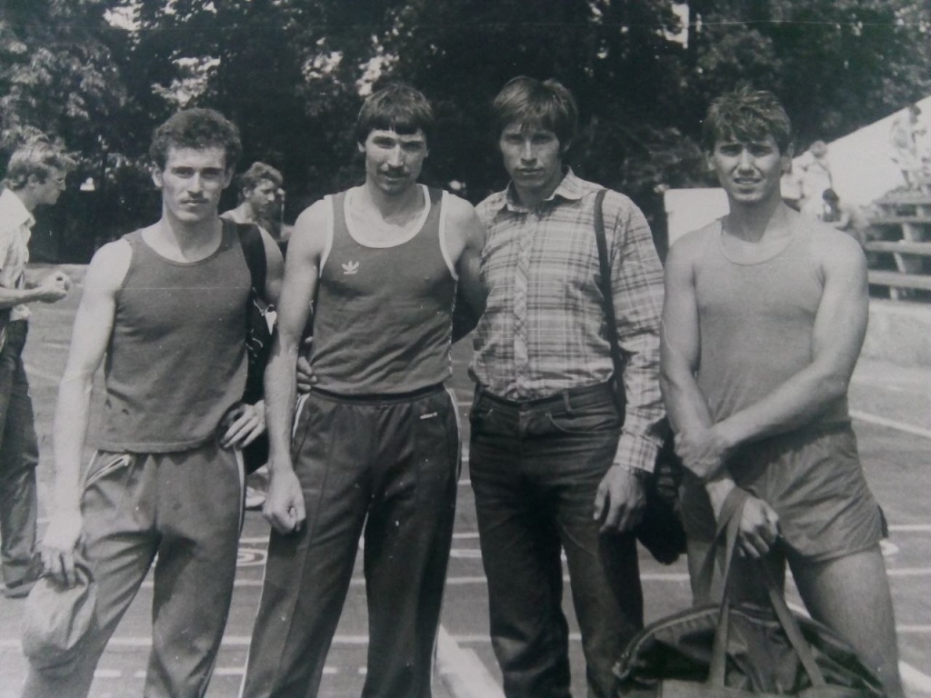 Слева на право Юрий Дворянином, Виктор Калинкин, Садыков из Кузнецка, последний Пронькин. стадион труд 1984.jpg