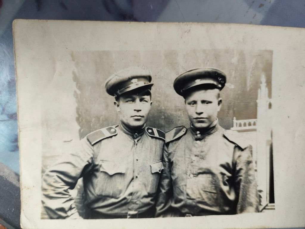 Абрамов молодой в военной форме справа.jpg