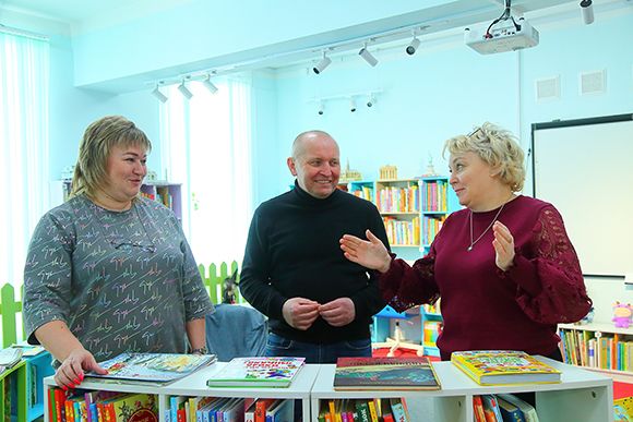 Библиотекарь Ильмира Салякаева (слева) глава администрации Алексей Корнеев,.JPG