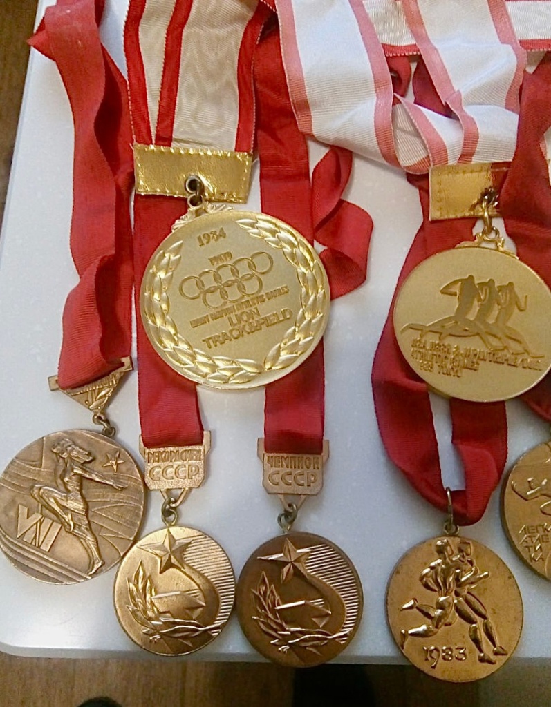 Малая часть медалей спортсмена. некоторые отдал в музей.jpg
