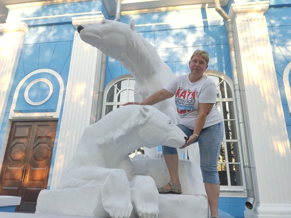 Мурманск. Белые медведь один из символов города.jpg