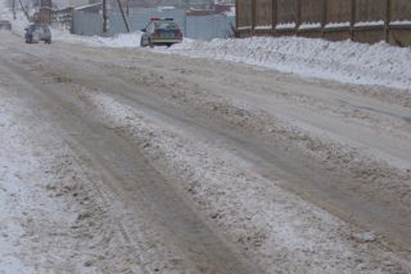 В Спасске из-за несвоевременной уборки снега на дорогах появились опасные колеи