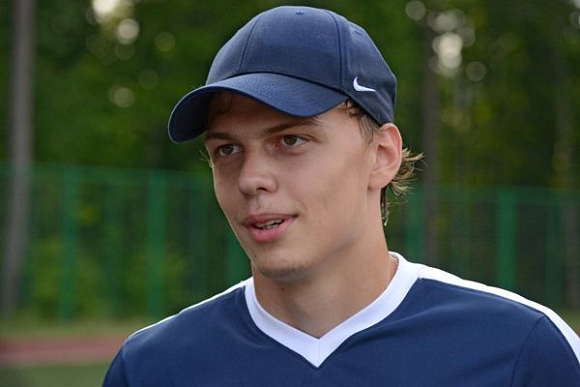 Защитник «Дизеля» М. Семичастнов отметил 21-летие на тренировке