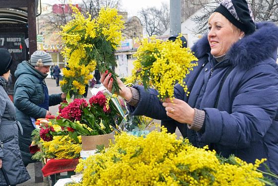 В Пензу привезли мимозы и тюльпаны — сколько стоит букет к 8 Марта?