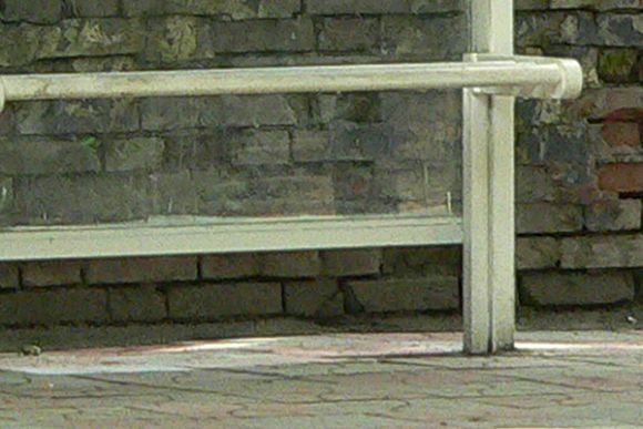 В Пензе девушка застряла ногой в прутьях скамейки
