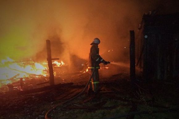 В Спасском районе 17 огнеборцев спасали жилой дом