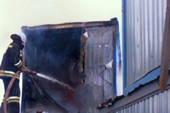 В Пензе металлический гараж тушили 12 спасателей