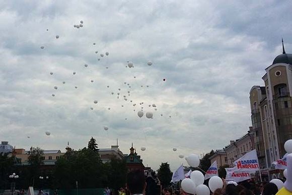 В День отказа от курения в Пензе запустили в небо сотню белых шаров