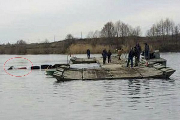 В Пензе второй день вытаскивают утонувший «КамАЗ»