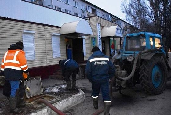 Ночью в Пензе коммунальщики 6 часов устраняли утечку воды