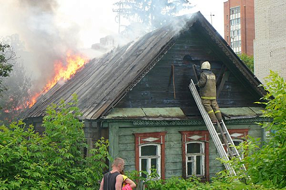 В Пензе на ул. Кузнецкой вспыхнул пристрой к частному дому