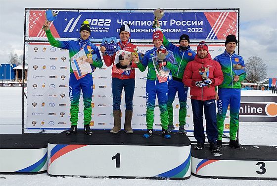 Александр Большунов выиграл гонку с раздельного старта