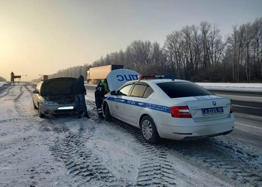 Пензенские инспекторы ДПС помогли водителю сломавшегося автомобиля 