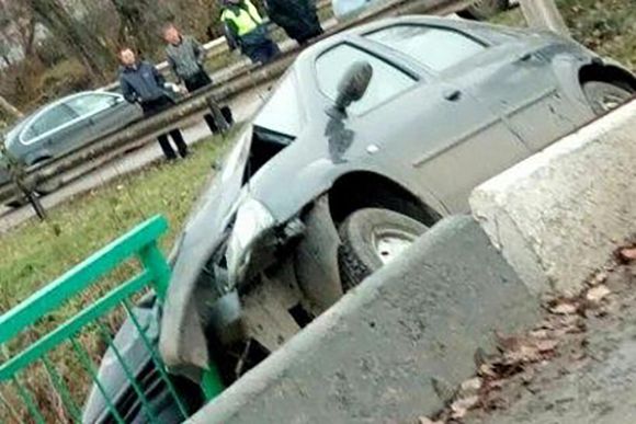 В Иссе Renault Logan врезался в дорожное ограждение