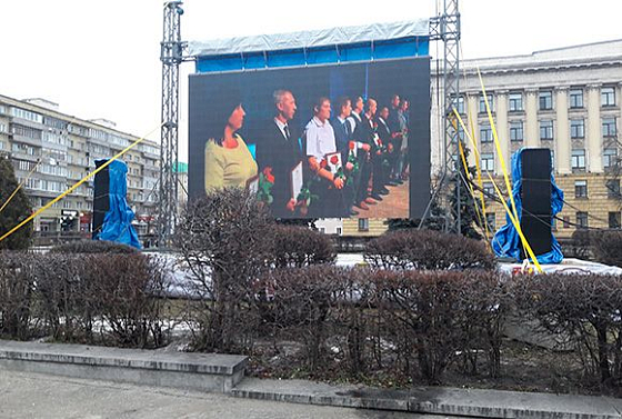 Пензенцам с экрана на площади Ленина показывают сюжеты о людях труда