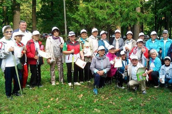 В Пензе 90-летняя бабушка приняла участие в фестивале по скандинавской ходьбе