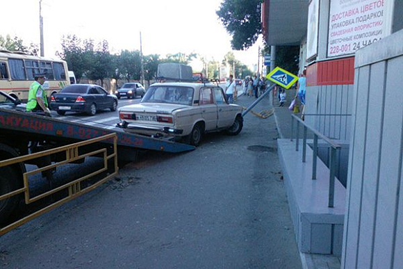 В Пензе на ул. Кирова «шестерка» сбила дорожный знак