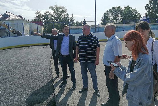 В школе №17 Кузнецка 1 сентября откроют хоккейную площадку