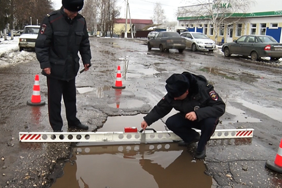 Сотрудники ГИБДД и общественники измерили ямы на дорогах Пачелмы