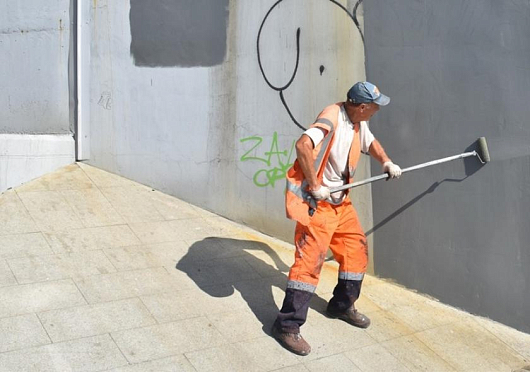 В Пензе закрашивают хулиганские рисунки и надписи на мостах