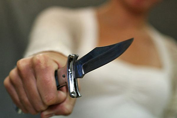 В Тамале судимая 28-летняя женщина ударила мужчину ножом