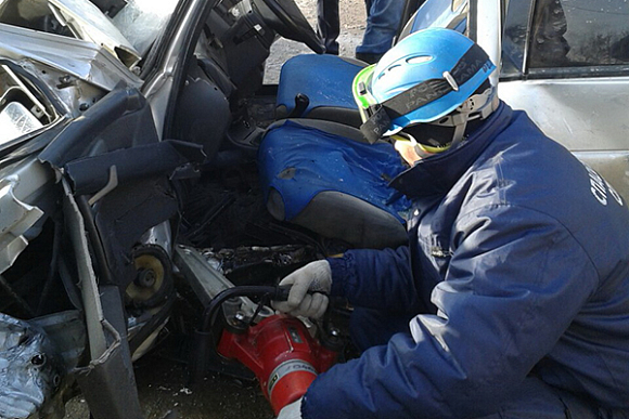 В Пензе спасатели достали застрявшего в авто водителя