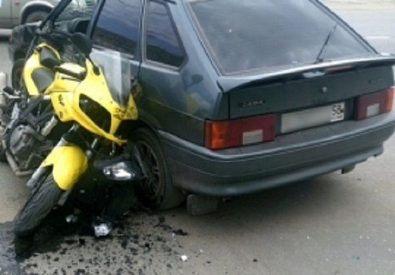 В Кузнецке мотоциклист врезался в ВАЗ, а в Канаевке — опрокинулся