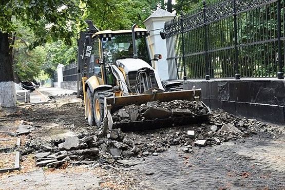 Тротуар на ул. Красной выложат красной и серой брусчаткой