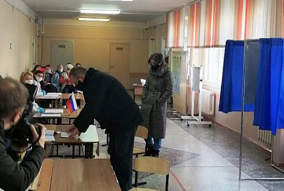 Олег Мельниченко пришел на выборы с дочерью