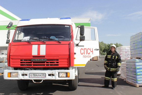 В Арбеково к крупному ТЦ съехались пожарные, скорая и полиция