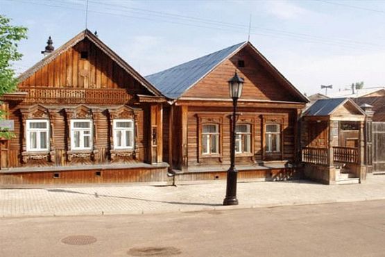 Директор музея «Петергоф» сделала подарок пензенскому музею В.О. Ключевского
