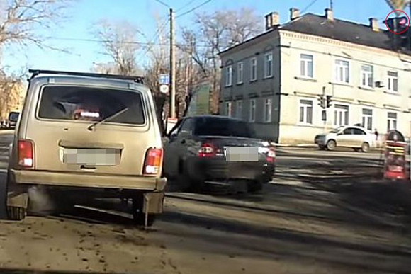 В Кузнецке Lada и «Газель» проехали перекресток на «красный». Видео