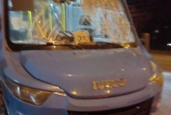 В Пензе пассажир разбил лобовое стекло маршрутки и оторвал боковое зеркало