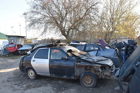 В Пензе на улице Калинина образовалась автосвалка из десятков машин