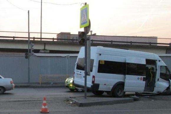В Пензе микроавтобус врезался в стойку светофора