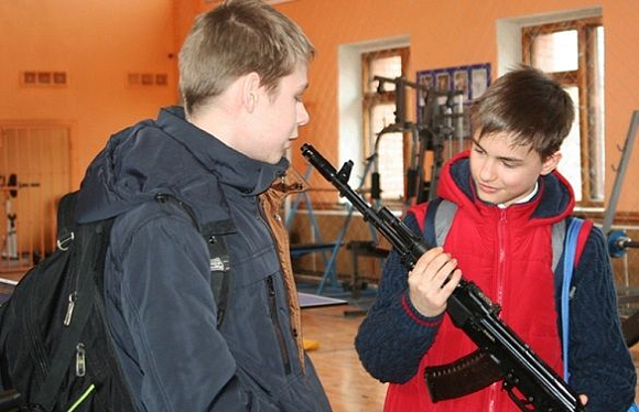 Полицейские показали пензенским школьникам учебные образцы оружия