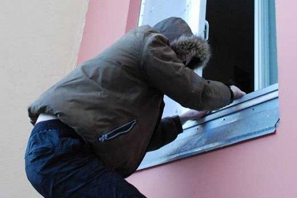 В Пензе на ул. Путевой бдительные соседи задержали домушника