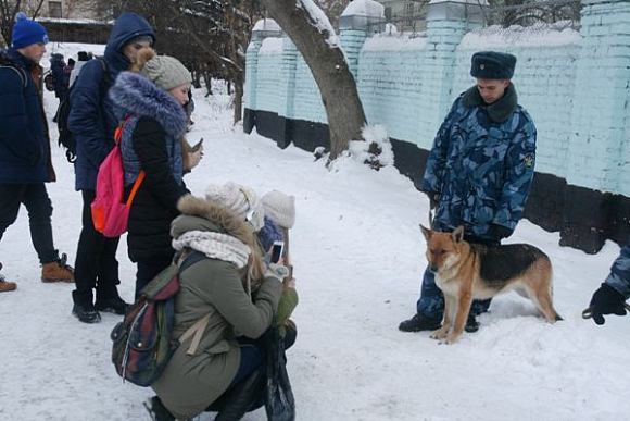 В Пензе кинологи показали школьникам, как собаки ищут взрывчатку