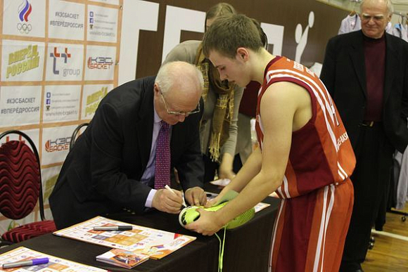 Заслуженный тренер СССР Е. Гомельский посетил в Пензе соревнования «КЭС-баскет»