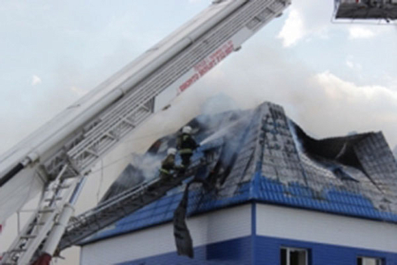 В Пензе 35 спасателей тушили пожар на ул. Строителей
