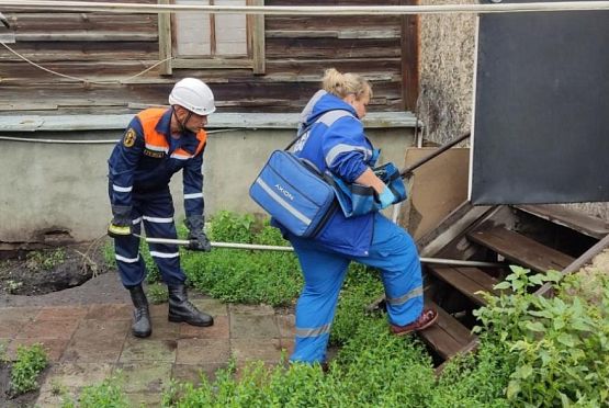 Пензенские спасатели помогли врачам скорой помощи попасть к больной