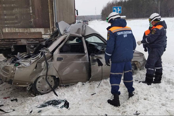 В ДТП под Пензой спасатели достали из авто погибшую